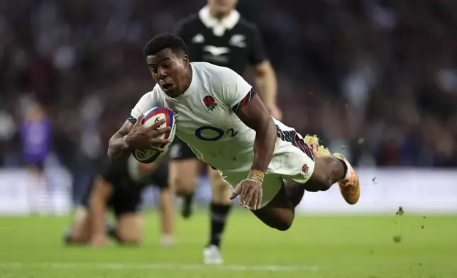 England's Immanuel Feyi-Waboso scores a try during the Autumn Nations Series rugby match between England and New Zealand, at Twickenham stadium, in London, Saturday, Nov. 2, 2024. (AP Photo/Ian Walton)