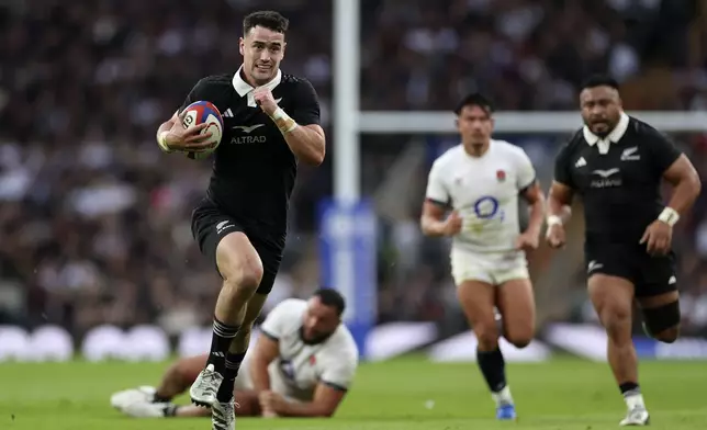 New Zealand's Will Jordan, left, breaks away to score a try during the Autumn Nations Series rugby match between England and New Zealand, at Twickenham stadium, in London Saturday, Nov. 2, 2024. (AP Photo/Ian Walton)