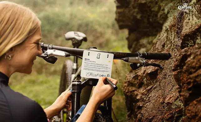 British cyclist Evie Richards signs the Relaxation Clause (Photo: Business Wire)