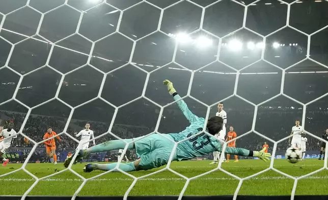 Shakhtar's Heorhiy Sudakov scores his side's second goal against Young Boys' goalkeeper Marvin Keller during the Champions League opening phase soccer match between Shakhtar Donetsk and Young Boys Bern at the Arena AufSchalke in Gelsenkirchen, Germany, Wednesday Nov. 6, 2024. (AP Photo/Martin Meissner)