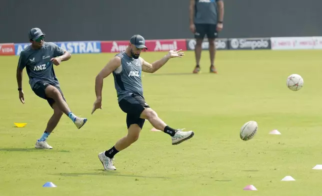 New Zealand's Rachin Ravindra, left and Daryl Mitchell take part in a practice session before the third test match against India, in Mumbai, India, Thursday, Oct. 31, 2024. (AP Photo/Rajanish Kakade)