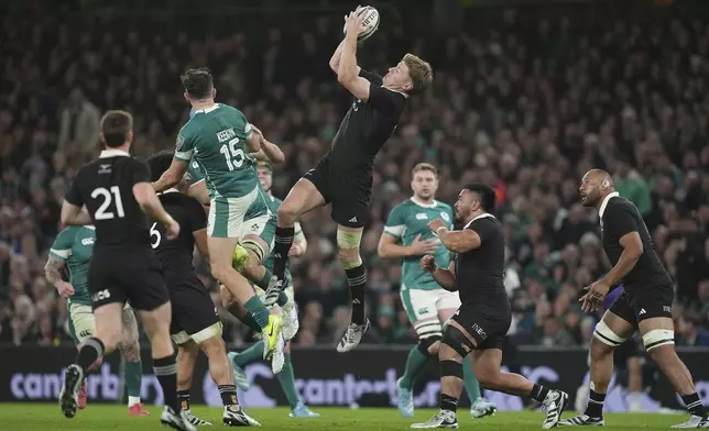 New Zealand's Damian McKenzie, center, catches the ball during the Autumn international rugby match against Ireland, Friday, Nov. 8, 2024, at Aviva Stadium in Dublin, Ireland. (Brian Lawless/PA via AP)