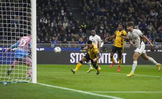 Inter Milan's Lautaro Martinez, center, scores his side's first goal during the Serie A soccer match between Inter Milan and Venezia at the San Siro Stadium, in Milan, Italy, Sunday, Nov. 3, 2024. (AP Photo/Antonio Calanni)