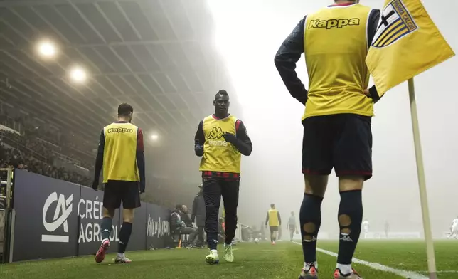 Genoa's Mario Balotelli warms up during the Serie A soccer match between Parma and Genoa at Ennio Tardini Stadium in Parma, Italy, Monday, Nov. 4, 2024. (Massimo Paolone/LaPresse via AP)