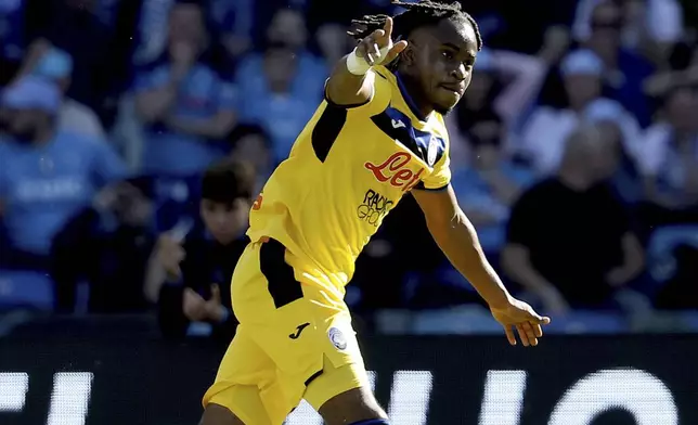 Atalanta's Ademola Lookman celebrates after scoring his team's second goal during the Serie A soccer match between Napoli and Atalanta at the Diego Armando Maradona Stadium in Naples, southern italy, Sunday , Nov. 3 , 2024. (Alessandro Garofalo/LaPresse via AP)