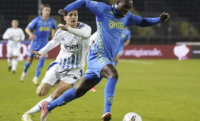 Empoli's Emmanuel Gyasi runs with the ball during the Serie A soccer match between Empoli and Como, at the "Carlo Castellani - Computer Gross Arena" stadium in Empoli, Italy, Monday , Nov. 4, 2024. (Marco Bucco/LaPresse via AP)