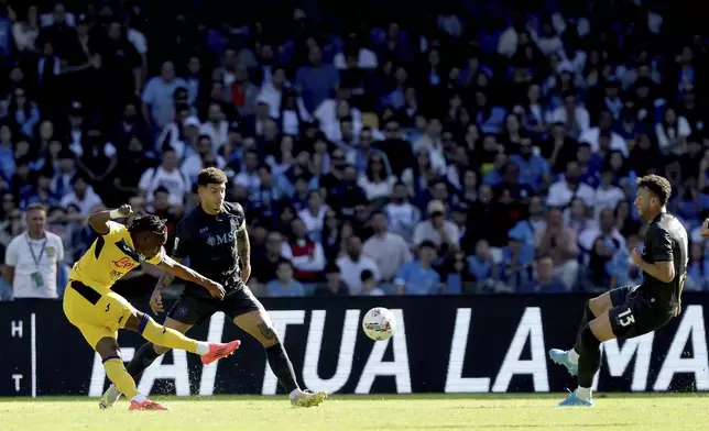 Atalanta's Ademola Lookman scores his team's second goal during the Serie A soccer match between Napoli and Atalanta at the Diego Armando Maradona Stadium in Naples, southern italy, Sunday , Nov. 3 , 2024. (Alessandro Garofalo/LaPresse via AP)