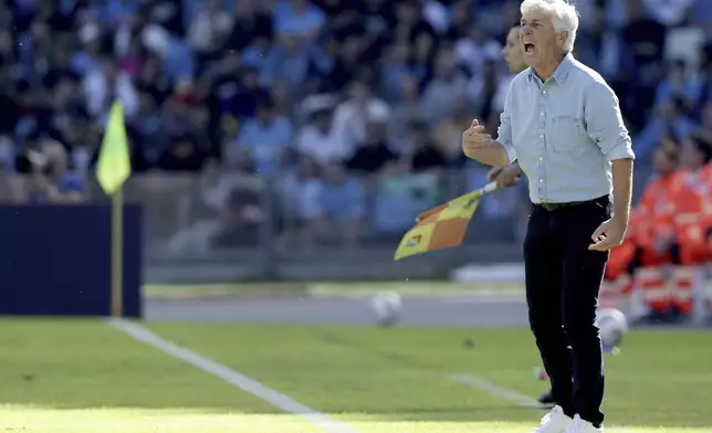 Atalanta's head coach Gian Piero Gasperini shouts instractions during the Serie A soccer match between Napoli and Atalanta at the Diego Armando Maradona Stadium in Naples, southern italy, Sunday , Nov. 3 , 2024. (Alessandro Garofalo/LaPresse via AP)