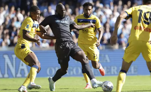 Napoli's Romelu Lukaku is surrounded by Atalanta players during the Serie A soccer match between Napoli and Atalanta at the Diego Armando Maradona Stadium in Naples, southern italy, Sunday , Nov. 3 , 2024. (Alessandro Garofalo/LaPresse via AP)