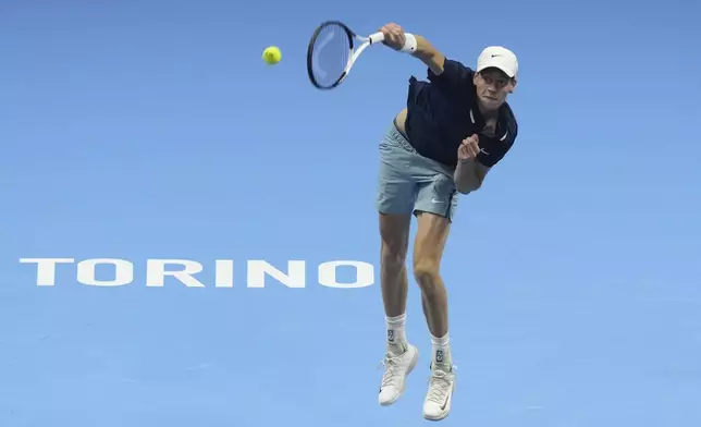 Italy's Jannik Sinner serves the ball to Australia's Alex de Minaur during their singles tennis match of the ATP World Tour Finals at the Inalpi Arena, in Turin, Italy, Sunday, Nov. 10, 2024. (AP Photo/Antonio Calanni)