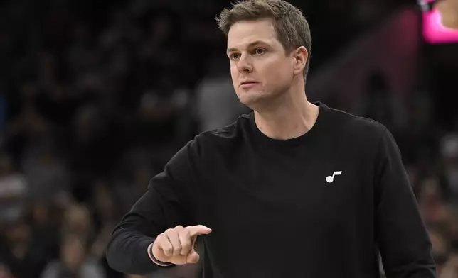 Utah Jazz head coach Will Hardy gestures to his players during the second half of an NBA basketball game against the San Antonio Spurs, Saturday, Nov. 9, 2024, in San Antonio. Utah won 111-110. (AP Photo/Darren Abate)