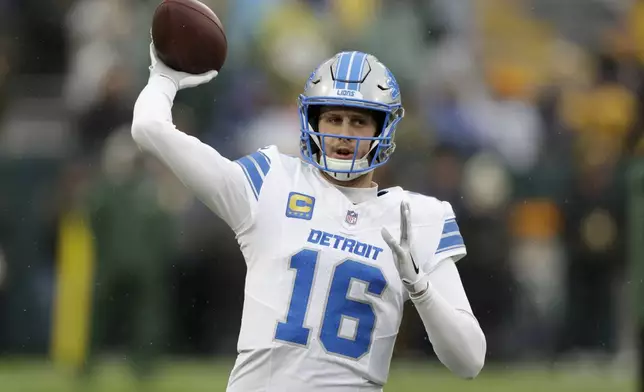 Detroit Lions quarterback Jared Goff warms up before an NFL football game against the Green Bay Packers, Sunday, Nov. 3, 2024, in Green Bay, Wis. (AP Photo/Matt Ludtke)