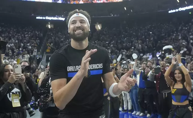 Dallas Mavericks guard Klay Thompson reacts toward fans before an Emirates NBA Cup basketball game between the Golden State Warriors and the Mavericks in San Francisco, Tuesday, Nov. 12, 2024. (AP Photo/Jeff Chiu)