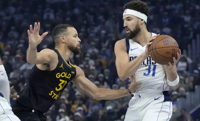 Dallas Mavericks guard Klay Thompson, right, is defended by Golden State Warriors guard Stephen Curry (30) during the first half of an Emirates NBA Cup basketball game in San Francisco, Tuesday, Nov. 12, 2024. (AP Photo/Jeff Chiu)