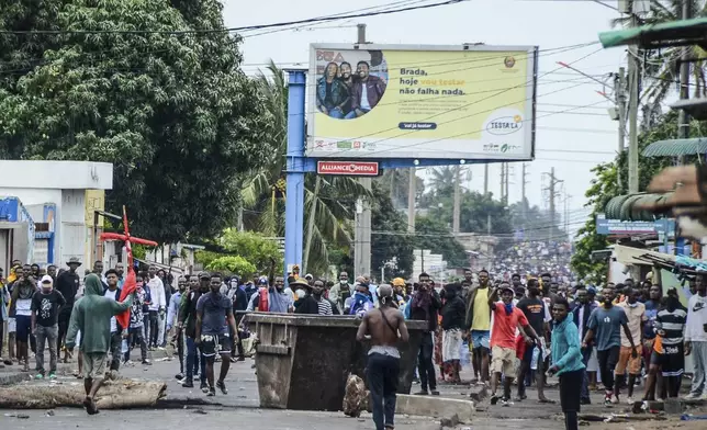 Protesters fill the street as police deploy in Maputo, Mozambique, Thursday, Nov. 7, 2024. Protesters dispute the outcome of the Oct. 9 elections, which saw the ruling Frelimo party extend its 49-year rule. (AP Photo/Carlos Uqueio)