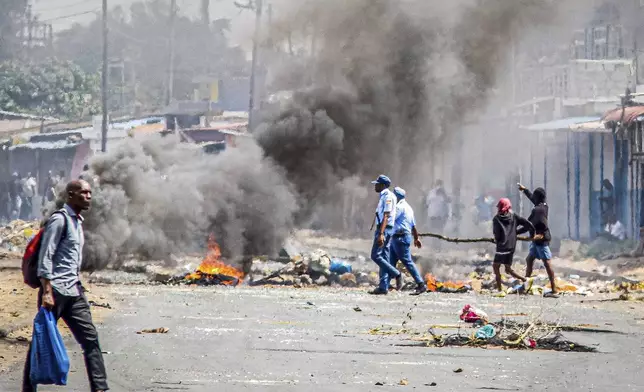 A barricade burns Tuesday, Nov. 5, 2024 in Mozambique's capital, Maputo, Tuesday, Nov. 5, 2024 in protests that have engulfed the country after the opposition rejected the results of the country's polls which saw the Frelimo party extend its 58-year rule. (AP Photo/Carlos Uqueio)