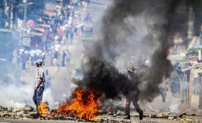 A barricade burns Tuesday, Nov. 5, 2024 in Mozambique's capital, Maputo,Tuesday, Nov. 5, 2024 in protests that have engulfed the country after the opposition rejected the results of the country's polls which saw the Frelimo party extend its 58-year rule. (AP Photo/Carlos Uqueio)