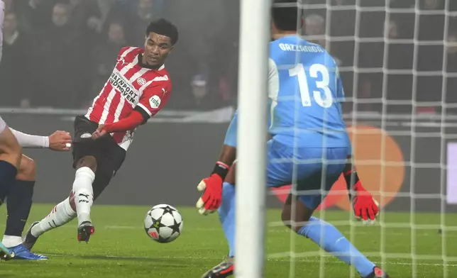 PSV's Malik Tillman, left, scores his side's second goal during the Champions League opening phase soccer match between PSV Eindhoven and Girona at Philips stadium in Eindhoven, Netherlands, Tuesday, Nov. 5, 2024. (AP Photo/Peter Dejong)