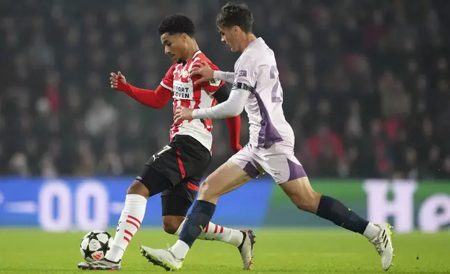 PSV's Malik Tillman, left, and Girona's Silvi Club fight for the ball during the Champions League opening phase soccer match between PSV Eindhoven and Girona at Philips stadium in Eindhoven, Netherlands, Tuesday, Nov. 5, 2024. (AP Photo/Peter Dejong)