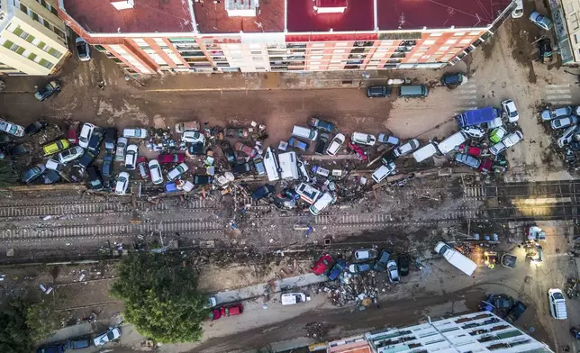 Vehicles pile up in the streets caused by late Tuesday and early Wednesday storm that left hundreds dead or missing in Alfafar, Valencia region, Spain, Saturday, Nov. 2, 2024.(AP Photo/Angel Garcia)