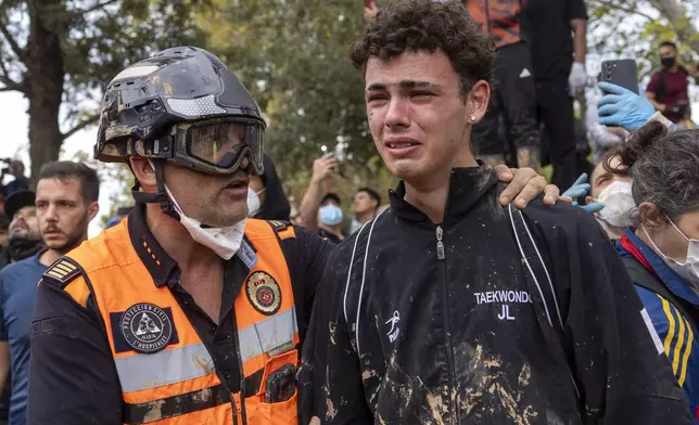 People react as Spain's King Felipe VI speaks with people amidst angry Spanish flood survivors in Paiporta, near Valencia, Spain, Sunday Nov. 3, 2024. (AP Photo/David Melero)