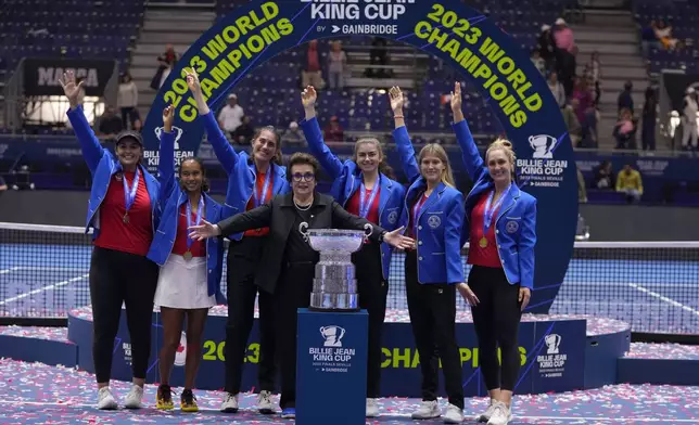 FILE - U.S. tennis star Billie Jean King poses with Canada's team members as they celebrate after wining the Billie Jean King Cup finals in La Cartuja stadium in Seville, southern Spain, Spain, Sunday, Nov. 12, 2023. (AP Photo/Manu Fernandez, File)