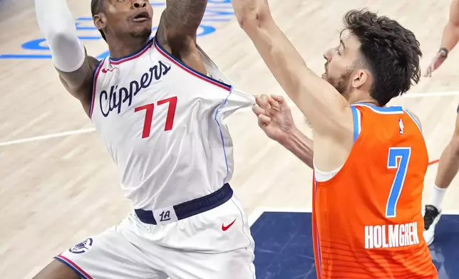 Los Angeles Clippers guard Kevin Porter Jr., left, shoots as Oklahoma City Thunder forward Chet Holmgren defends during the first half of an NBA basketball game, Saturday, Nov. 2, 2024, in Inglewood, Calif. (AP Photo/Mark J. Terrill)