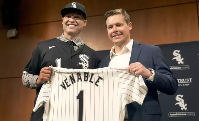 Chicago White Sox's new Manager Will Venable, left, stands with General Manager Chris Getz during the baseball team's news conference Friday, Nov. 8, 2024, in Chicago. (AP Photo/Charles Rex Arbogast)