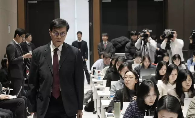 Bank of Korea Gov. Rhee Chang-yong arrives to hold a press conference at the central bank in Seoul, South Korea, Thursday, Nov. 28, 2024. (AP Photo/Ahn Young-joon)