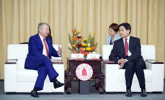 Hong Kong Jockey Club CEO Winfried Engelbrecht-Bresges (left) meets with Secretary of the Sichuan University Party Committee Gan Lin (right).