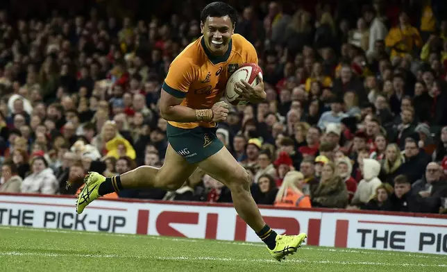 Australia's Len Ikitau scores a try during the Autumn Nations series rugby union match between Wales and Australia at the Principality Stadium in Cardiff, Wales, Sunday, Nov. 17, 2024.(AP Photo/Rui Vieira)