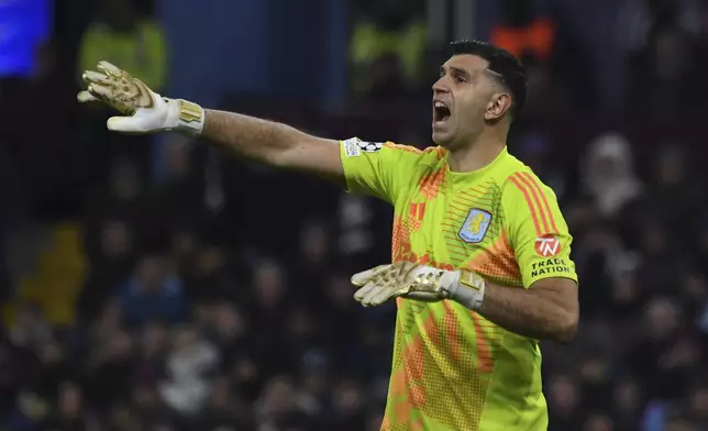 Aston Villa's goalkeeper Emiliano Martinez talks to his players during the Champions League opening phase soccer match between Astin Villa and Juventus at Villa Park in Birmingham, England, Wednesday, Nov. 27, 2024.(AP Photo/Rui Vieira)