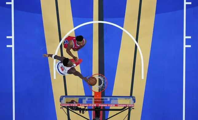 New York Knicks' OG Anunoby, left, dunks past Philadelphia 76ers' Kyle Lowry during the second half of an Emirates NBA Cup basketball game, Tuesday, Nov. 12, 2024, in Philadelphia. (AP Photo/Matt Slocum)