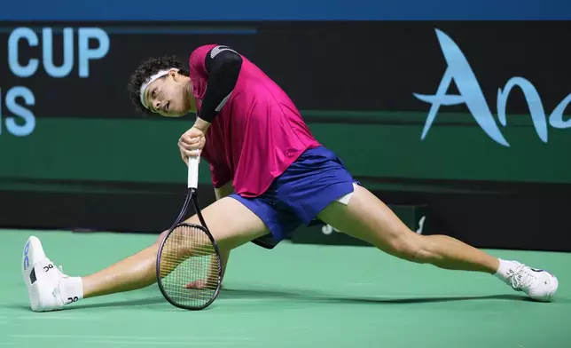 Ben Shelton of the United States reacts against Australia's Athanasios Kokkinakis during a Davis Cup quarterfinal match at the Martin Carpena Sports Hall, in Malaga, southern Spain, on Thursday, Nov. 21, 2024. (AP Photo/Manu Fernandez)