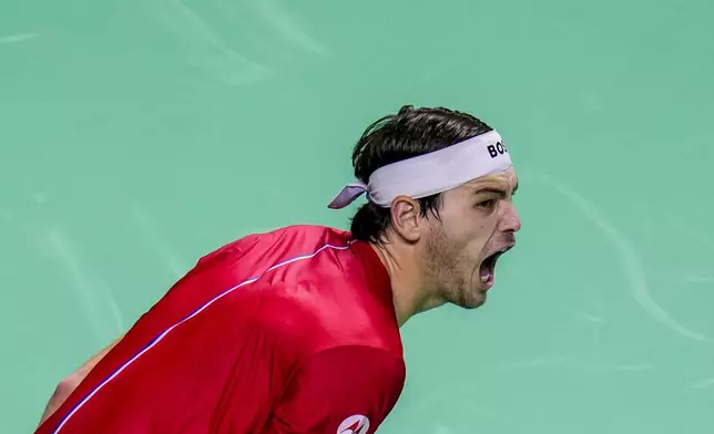 Taylor Fritz of the United States celebrates a point against Australia's Alex de Minaur during a Davis Cup quarterfinal match at the Martin Carpena Sports Hall, in Malaga, southern Spain, on Thursday, Nov. 21, 2024. (AP Photo/Manu Fernandez)