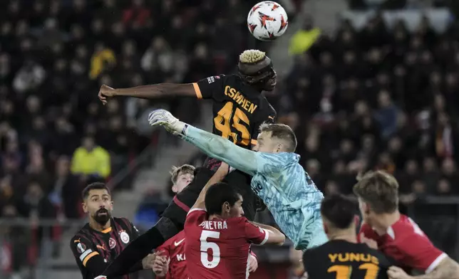 Galatasaray's Victor Osimhen, centre, heads the ball during the Europa League soccer match between Alkmaar and Galatasaray at AFAS stadium in Alkmaar, Netherlands, Thursday, Nov. 28, 2024. (AP Photo/Patrick Post)