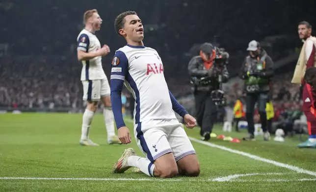 Tottenham's Brennan Johnson celebrates after scoring his side's 2nd goal during the Europa League opening phase soccer match between Tottenham Hotspur and Roma at the Tottenham Hotspur Stadium in London, Thursday, Nov. 28, 2024. (AP Photo/Kin Cheung)