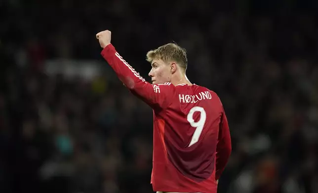 Manchester United's Rasmus Hojlund celebrates after scoring his side's second goal during the Europa League opening phase soccer match between Manchester United and Bodo Glimt, at the Old Trafford stadium in Manchester, England, Thursday, Nov. 28, 2024. (AP Photo/Dave Thompson)