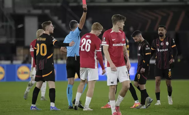 AZ Alkmaar's Kees Smit, centre, is shown with a red card during the Europa League soccer match between Alkmaar and Galatasaray at AFAS stadium in Alkmaar, Netherlands, Thursday, Nov. 28, 2024. (AP Photo/Patrick Post)