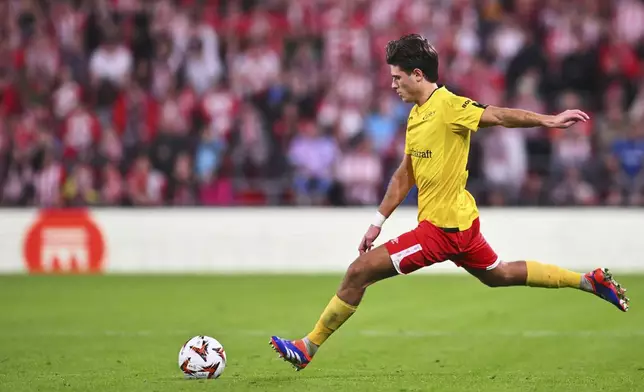 Elfsborg's Besfort Zeneli runs for the ball during the Europa League opening phase soccer match between Athletic Bilbao and Elfsborg at the San Mames stadium in Bilbao, Spain, Thursday, Nov. 28, 2024. (AP Photo/Miguel Oses)