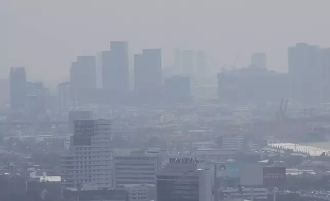 A thick layer of smog covers central in Bangkok, Thailand, Thursday, Nov. 14, 2024.(AP Photo/Sakchai Lalit)