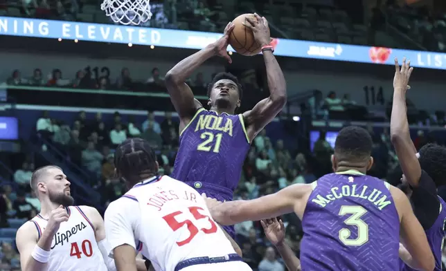 New Orleans Pelicans center Yves Missi (21) intercepts a pass in the first half of an NBA basketball game against the Los Angeles Clippers in New Orleans, Monday, Dec. 30, 2024. (AP Photo/Peter Forest)