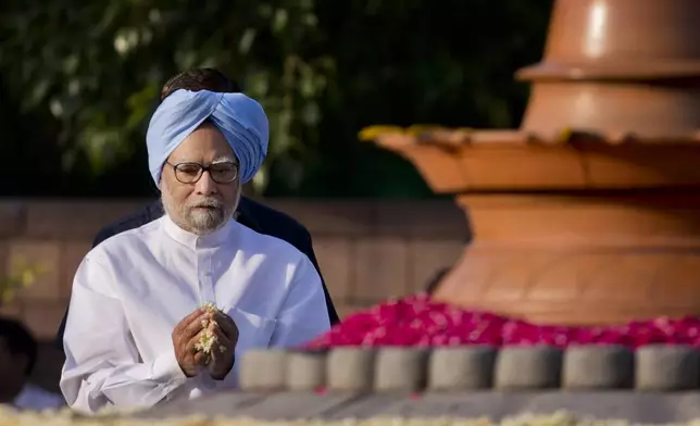 FILE - Former Indian Prime Minister Manmohan Singh pays homage to former prime minister Rajiv Gandhi on his death anniversary in New Delhi, India, Thursday, May 21, 2015. (AP Photo/Saurabh Das, File)