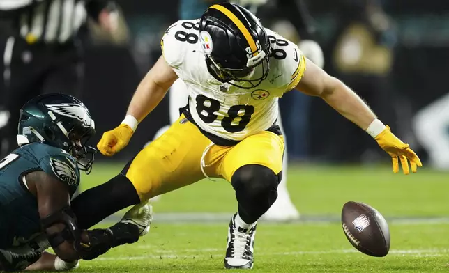 Pittsburgh Steelers tight end Pat Freiermuth (88) is unable to hold onto the ball during the first half of an NFL football game against the Philadelphia Eagles on Sunday, Dec. 15, 2024, in Philadelphia. (AP Photo/Derik Hamilton)