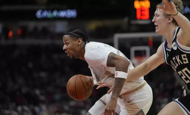 Milwaukee Bucks guard AJ Green, right, pursues Chicago Bulls forward Dalen Terry, left, during the second half of an NBA basketball game Saturday, Dec. 28, 2024, in Chicago. (AP Photo/Erin Hooley)