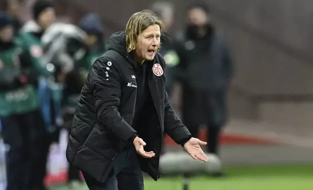 Mainz' head coach Bo Henriksen gestures during the German Bundesliga soccer match between Eintracht Frankfurt and FSV Mainz 05 in Frankfurt, Germany, Saturday, Dec. 21, 2024. (Uwe Anspach/dpa via AP)