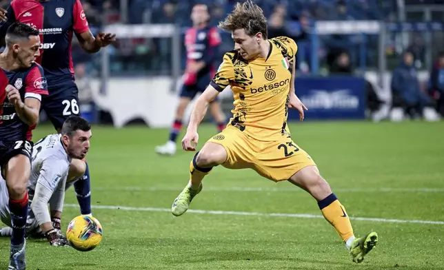 Inter Milan's Nicolò Barella challenges for the ball during the Serie A soccer match between Cagliari Calcio and Inter Milan at the Unipol Domus stadium in Cagliari, Italy, Saturday, Dec. 28, 2024. (Gianluca Zuddas/LaPresse via AP)