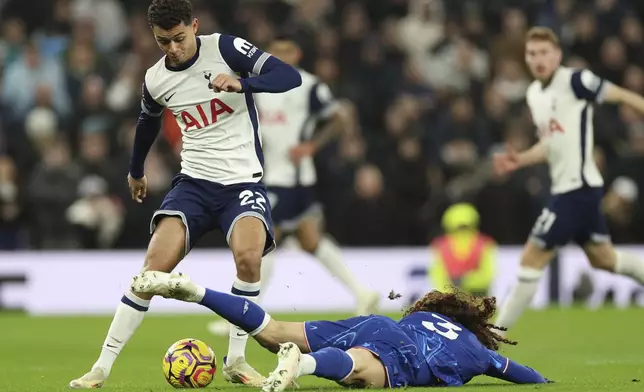 Tottenham's Brennan Johnson challenges for the ball with Chelsea's Marc Cucurella during the English Premier League soccer match between Tottenham Chelsea, at the Hotspur stadium in London, Sunday, Dec.8, 2024. (AP Photo/Ian Walton)