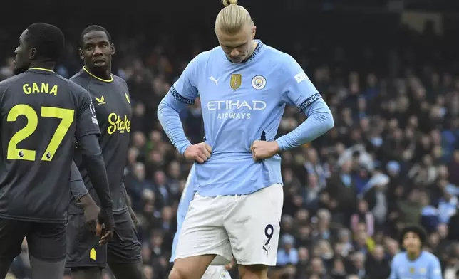 Manchester City's Erling Haaland reacts after failing to score a penalty shot during the English Premier League soccer match between Manchester City and Everton at the Etihad stadium in Manchester, Thursday, Dec. 26, 2024. (AP Photo/Rui Vieira)