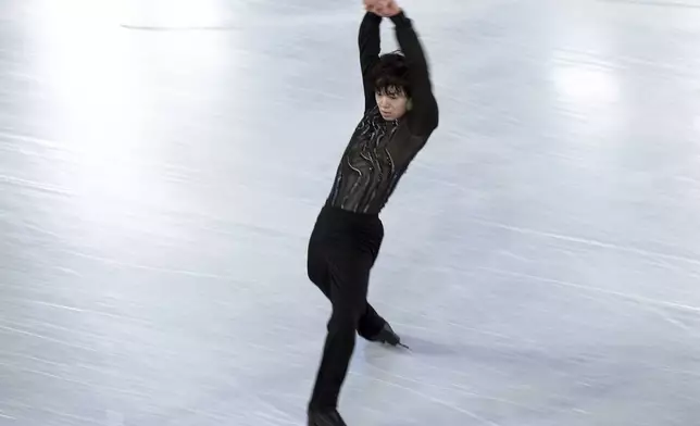 Yuma Kagiyama, of Japan, competes in the men's short program segment at the ISU Grand Prix Finals of Figure Skating, Friday, Dec. 6, 2024, in Grenoble, France. (AP Photo/Laurent Cipriani)